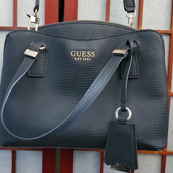 GUESS women´s Girlfriend Satchel Shoulder Bag, Black,...